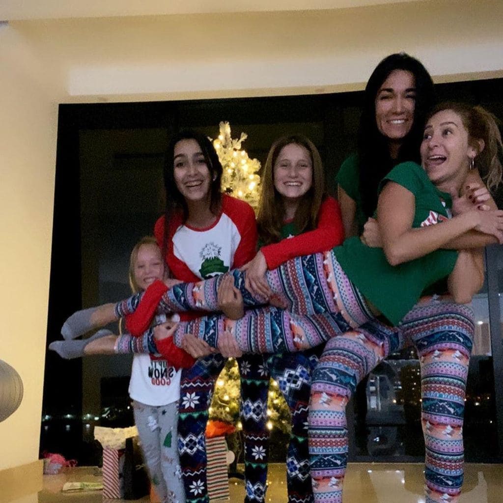 Geraldine Bazán y sus hijas