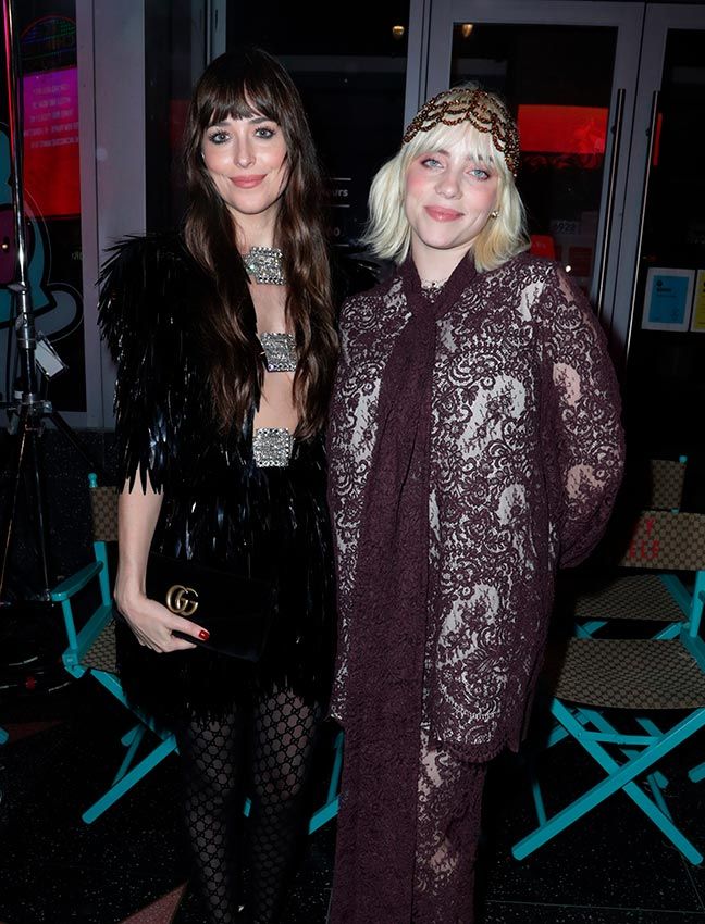 Dakota Johnson y Billie Ellish en el desfile de Gucci