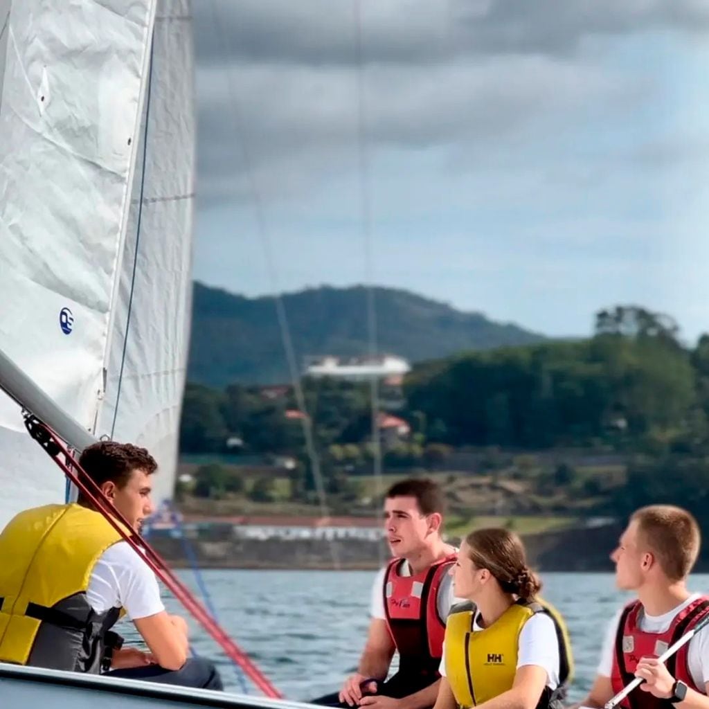 La princesa Leonor haciendo instrucción marinera con sus  compañeros de la Escuela Naval de Marín, septiembre de 2024