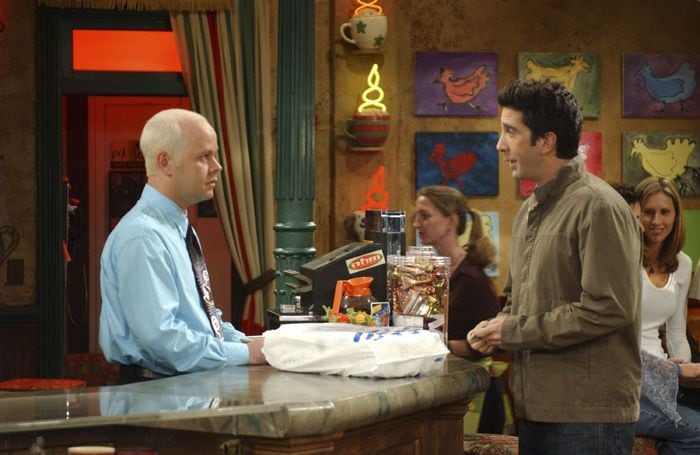 James Michael Tyler y David Schwimmer (Gunther y Ross) en una escena de Friends