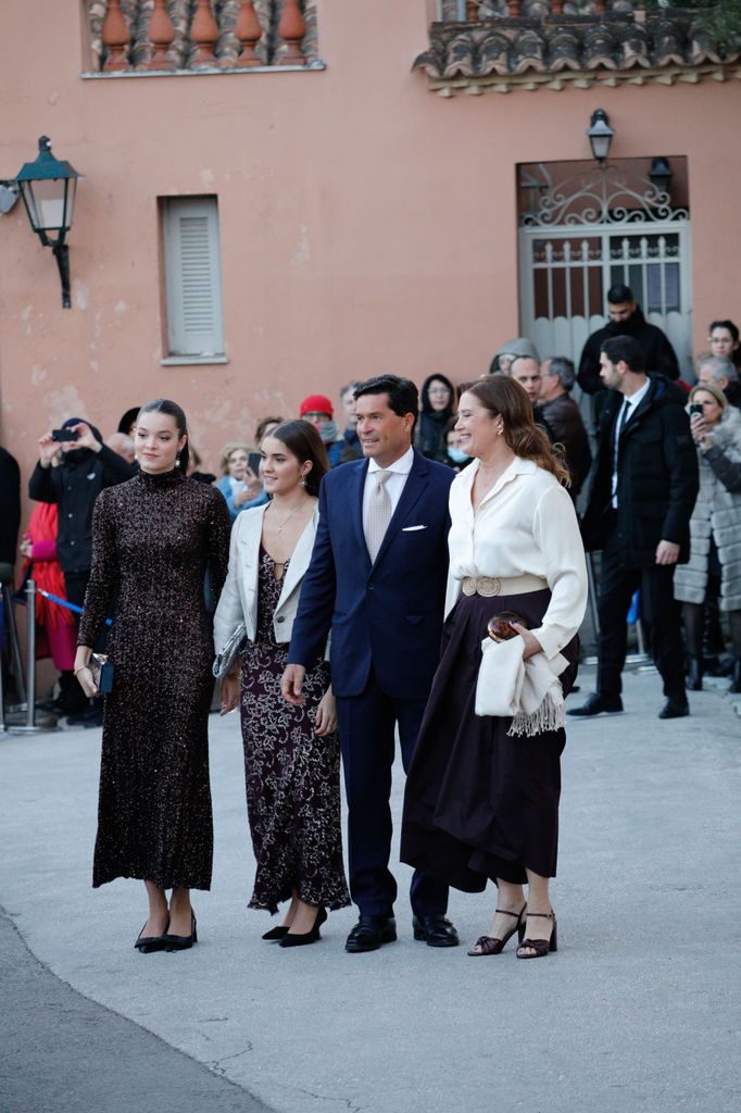 Alexia de Grecia y Carlos Morales con Amelia y Ana María en la boda de Nicolás de Grecia 