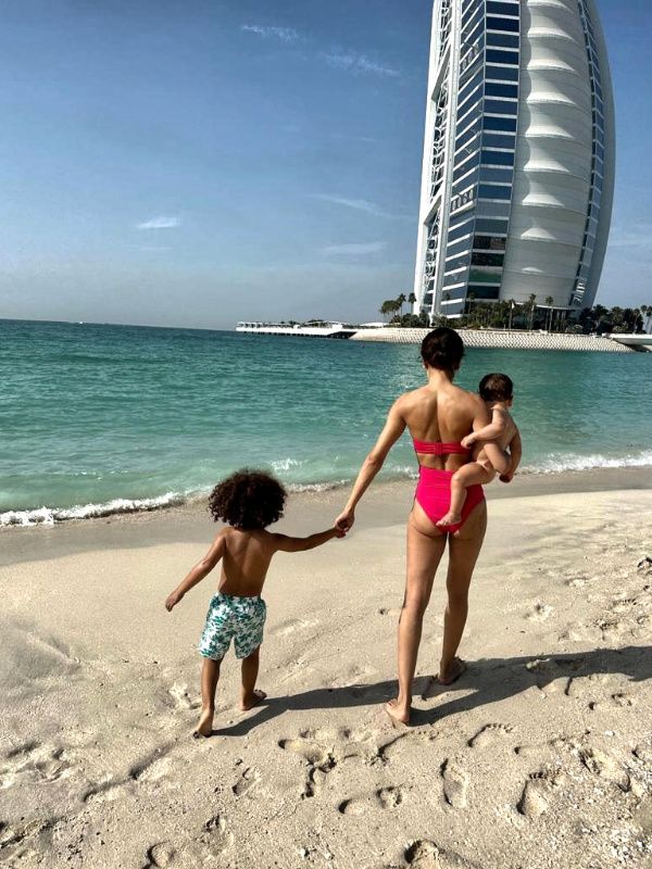 Hiba Abouk y sus hijos en Dubái 