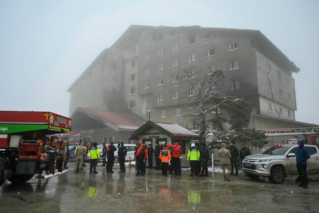 Incendio en hotel de esquí en Turquía deja al menos 76 muertos y decenas de heridos