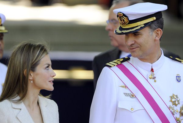 Las miradas de complicidad de los próximos Reyes de España se han sucedido durante el acto. Según ha declarado Morenés, "el relevo de don Juan Carlos como jefe supremo de las Fuerzas Armadas se va a realizar con toda la naturalidad, tal y como establece la Constitución" y ha añadido que don Felipe "tendrá todos los honores que su condición de capitán general requiere"