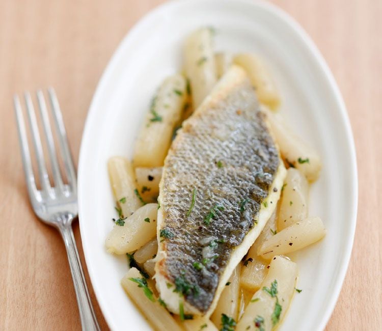 Filetes de lubina al horno con salsifí al limón