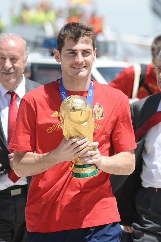 Iker Casillas con el trofeo del Mundial de Sudáfrica