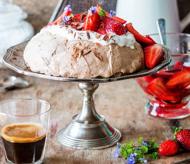 'Pavlova' de chocolate y fresas