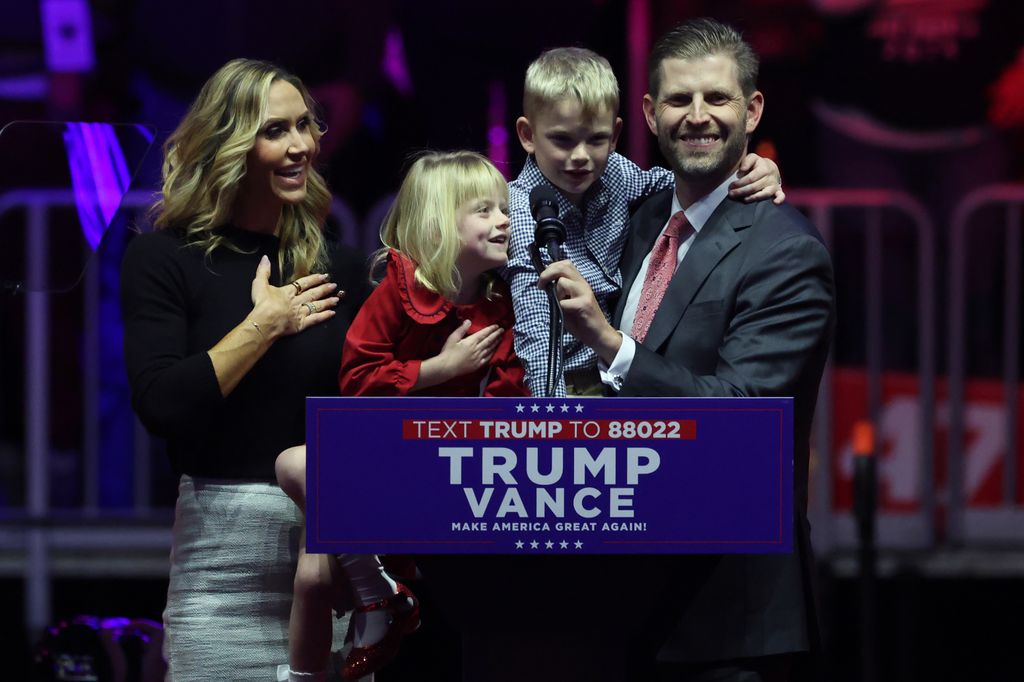 Eric Trump junto a su esposa Lara Trump y sus hijos Luke y Carolina