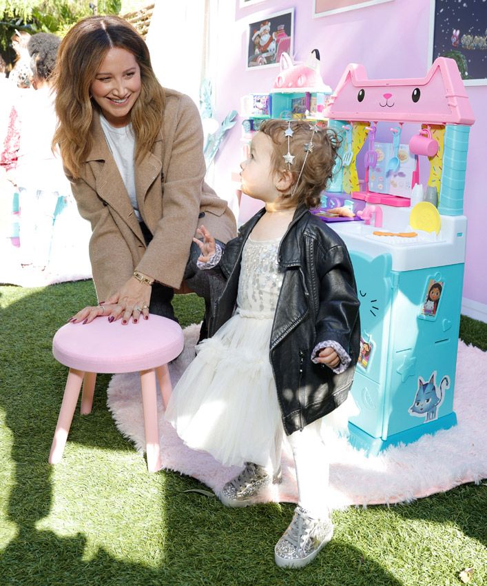 La actriz Ashley Tisdale posa con su hija Jupiter