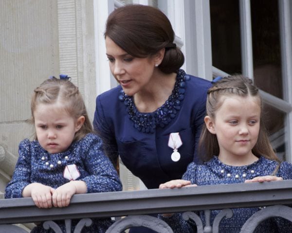 Las princesas Isabella y Josephine de Dinamarca, con sendos semirrecogidos trenzados adornados con lazos azules.
