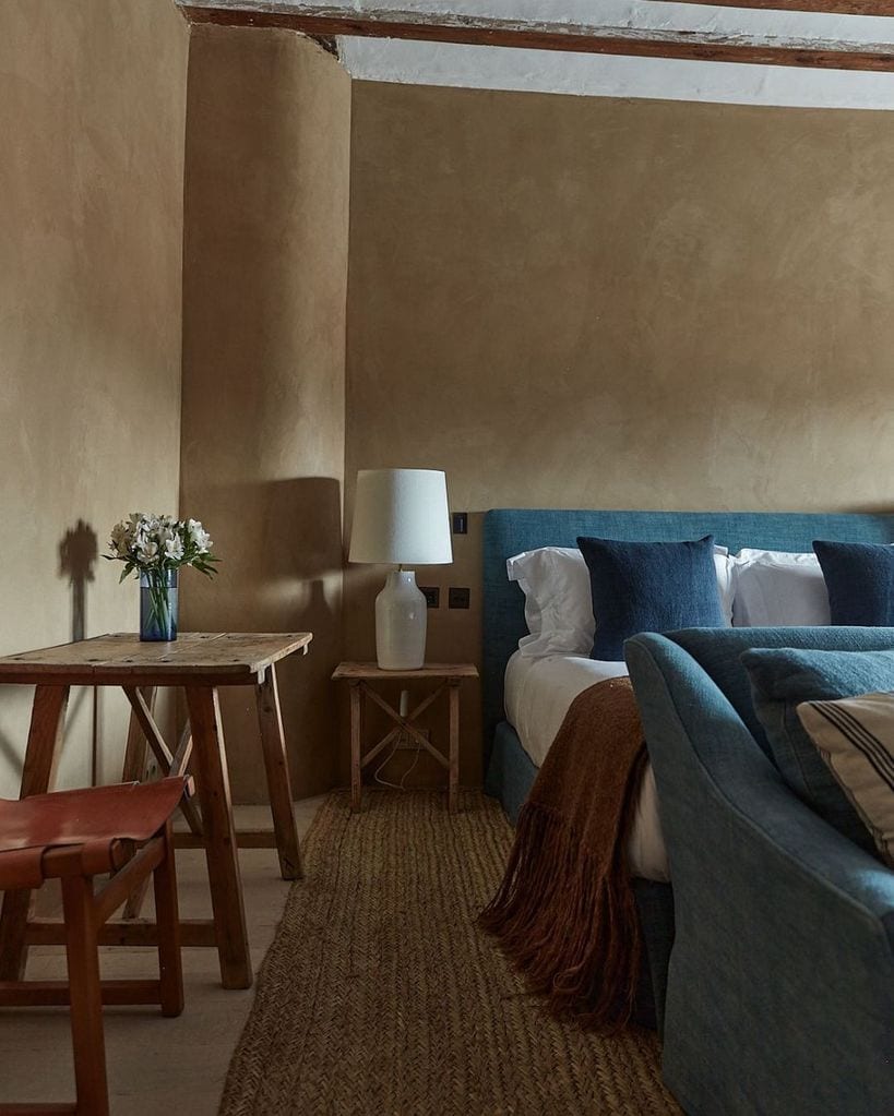 Casa Taberna de Samantha Vallejo Nájera en Pedraza (Segovia). Dormitorio rústico con cabecero azul