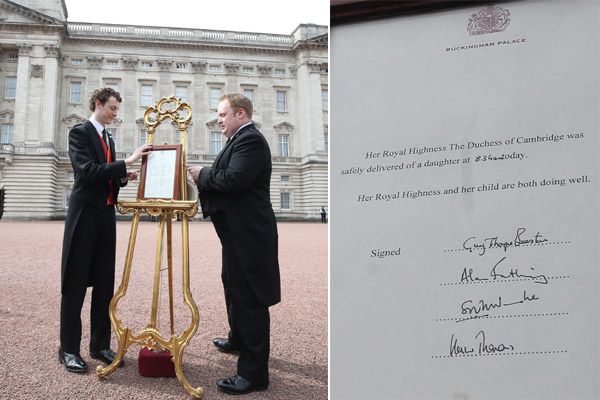 Como es tradición, frente al Palacio de Buckingham se ha colgado un anuncio con la noticia del nacimiento
