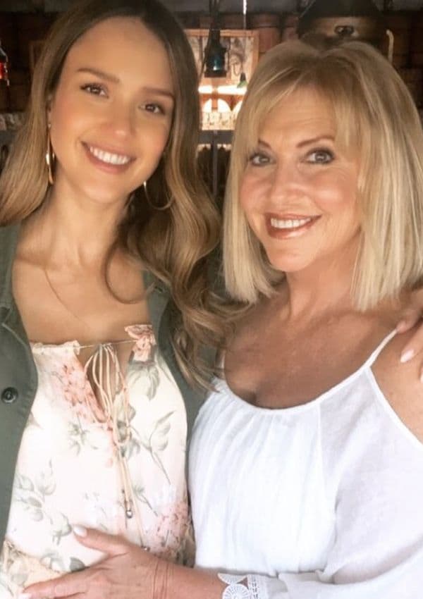 jessica alba mom