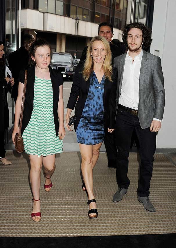 Aaron Taylor-Johnson con su esposa Sam y la hija de ella, Angelica, en 2011