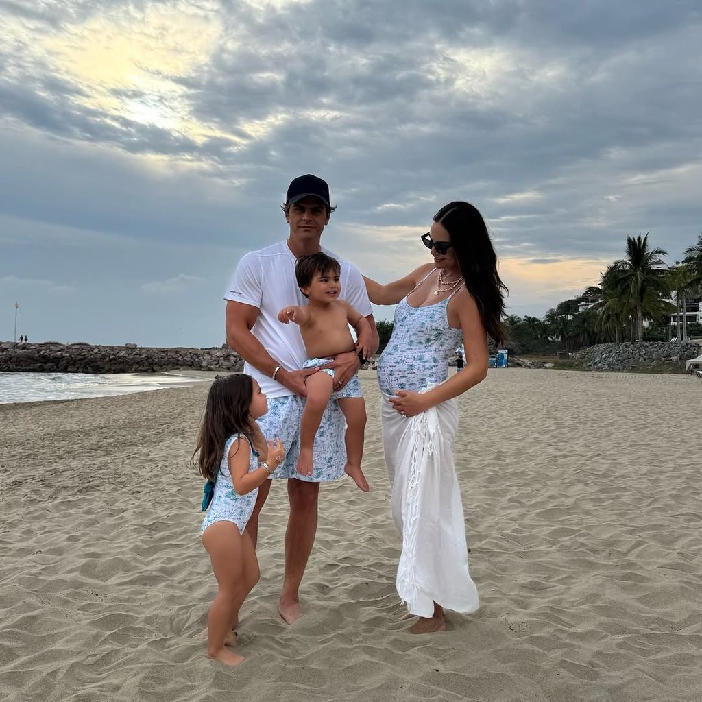 Ximena Navarrete y su familia