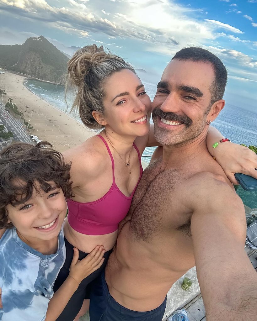 Ariadne Díaz, Marcus Ornellas y su hijo Diego en Brasil