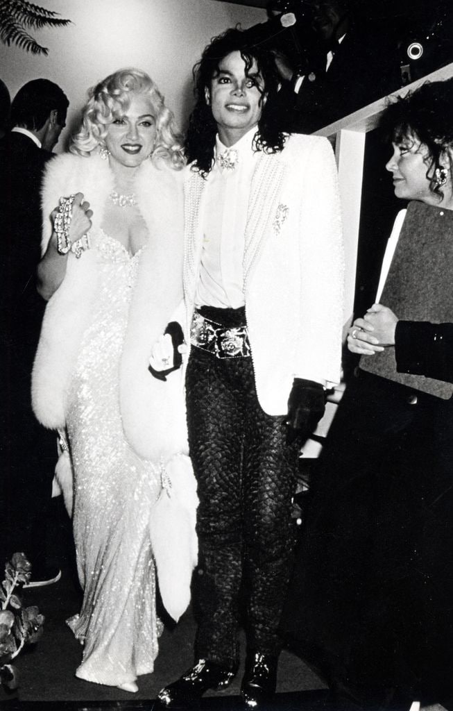 En esta imagen de archivo, Madonna y Michael Jackson. La intérprete de Like a Virgin lució un vestido plateado de Bob Mackie, diseñado en 1991. Más tarde, Sabrina Carpenter lo reutilizó