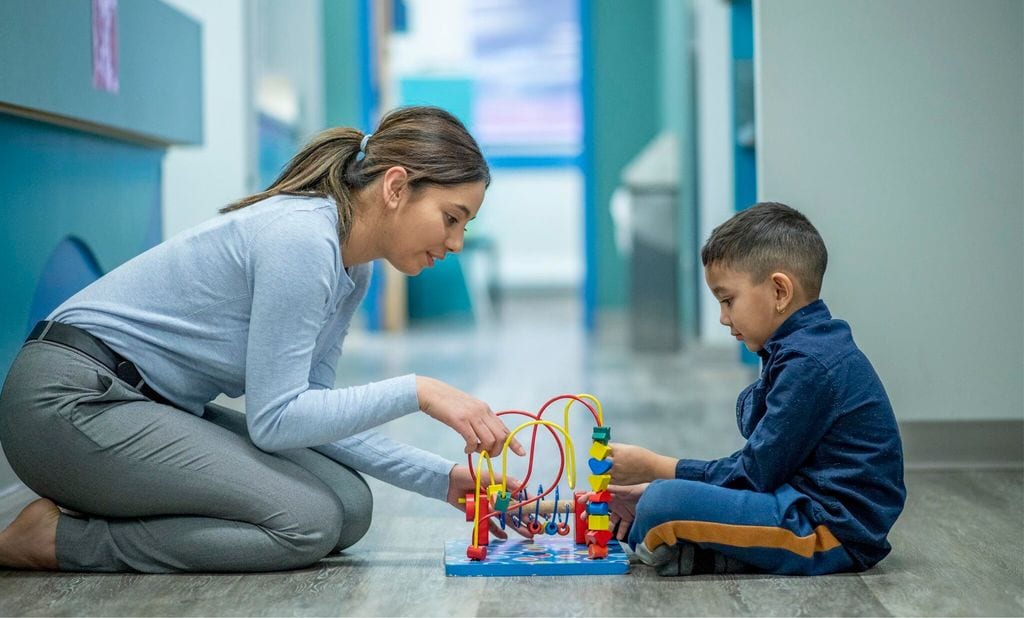 Niño juega