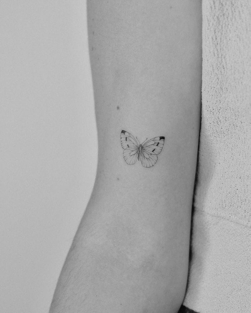 Tatuaje mariposa minimalista