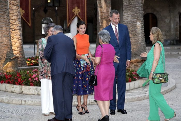 Los reyes Felipe y Letizia, acompañados por la reina Sofía, reciben a la sociedad balear en el Palacio de la Almudaina