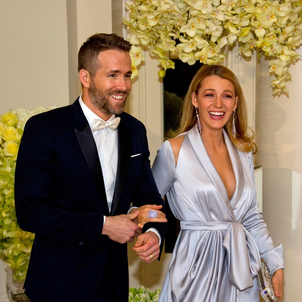 Blake Lively y Ryan Reynolds pasean a su hija Inez en las calles de New York.