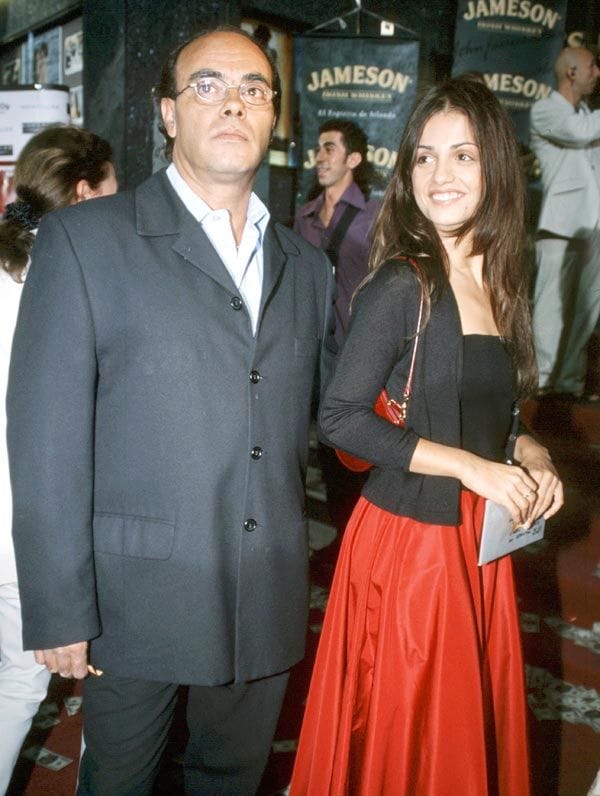  Eduardo con su hija Mónica en 2001, en el estreno de la cinta Blow, que protagonizaba Penélope
