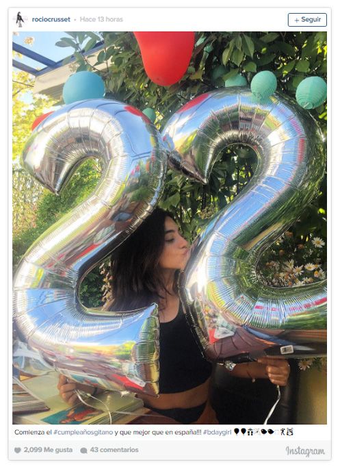 Rocío viajó a Madrid desde Los Ángeles para disfrutar de este día tan especial con los suyos . "¡Comienza el cumpleaños gitano y qué mejor que en España!", publicó junto a esta foto
