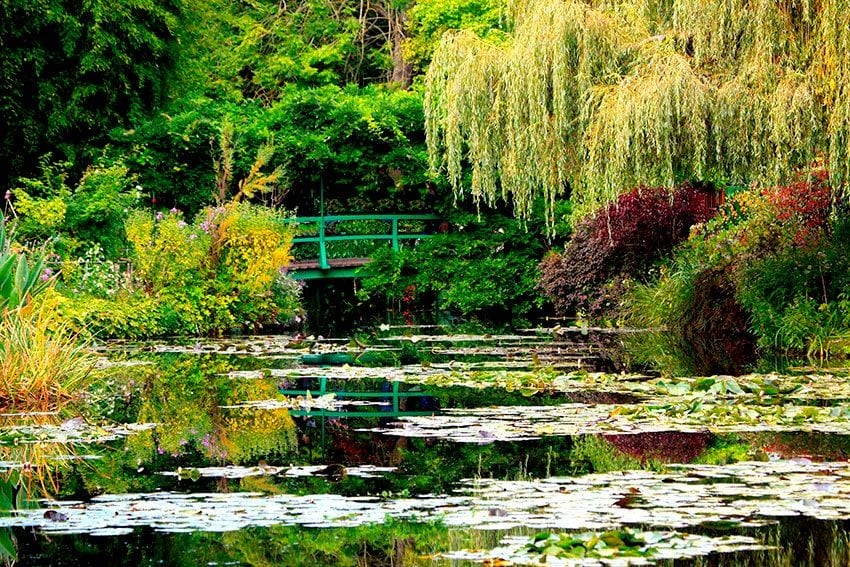 Puente en el Jardín de Giverny de Claude Monet, Normandía, Francia