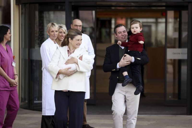 Guillermo y Stéphanie de Luxemburgo con sus hijos