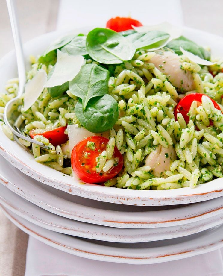 Ensalada de orzo y pollo con salsa pesto