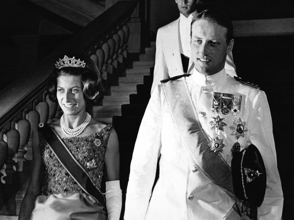 Tatiana Radziwill y el entonces príncipe Harald de Noruega en la boda del rey Constantino y Ana María de Grecia, en Atenas en 1964