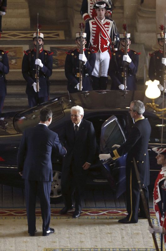 Para recibir a Mattarella la Casa del Rey ha estrenado un nuevo formato, de manera que Felipe VI le ha esperado en el llamado zaguán de embajadores del Palacio Real, después de bajar en solitario las escaleras principales, custodiadas a ambos flancos por alabarderos de la Guardia Real vistosamente uniformados
