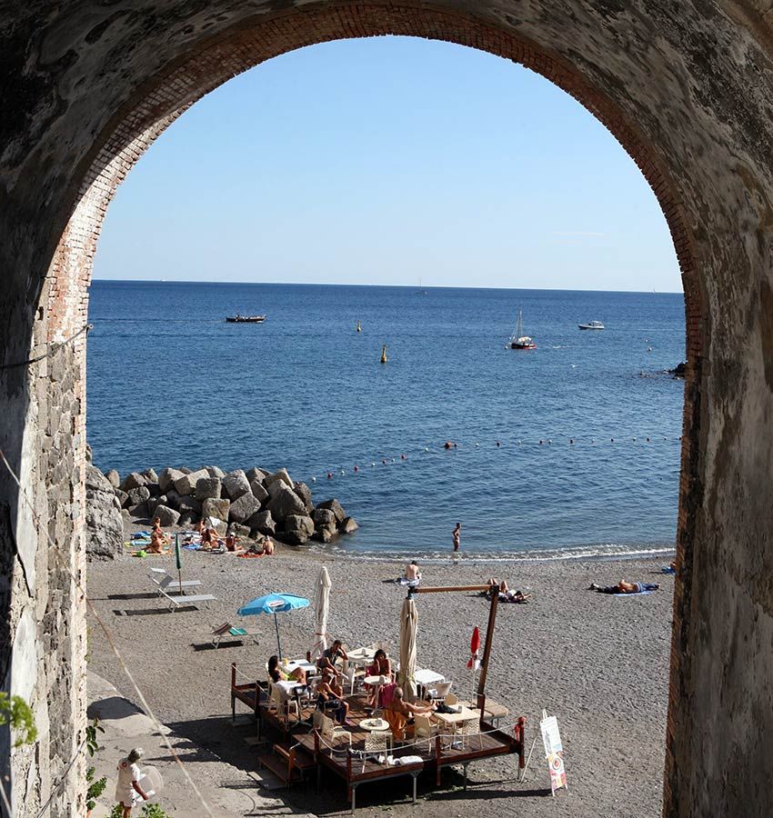 Playa en la costa Amalfitana junto a Amalfi, Italia