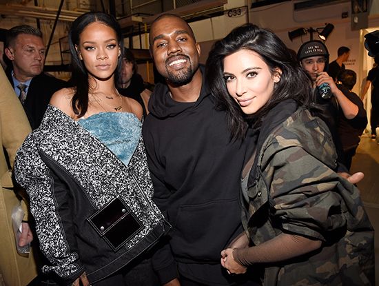 Rihanna posó junto a un sonriente Kanye West y una orgullosísima Kim Kardashian, que eligió un look diseñador por su marido para Adidas para presenciar el desfile.