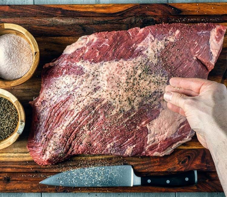 Salpimentando una pieza fresca de brisket