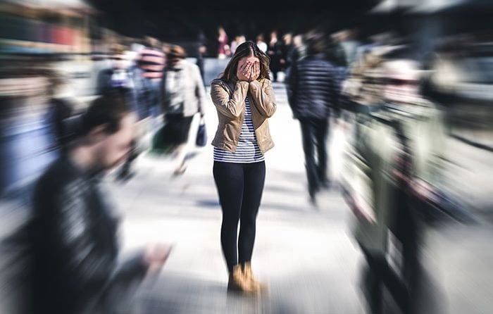 mujer agobiada en la calle