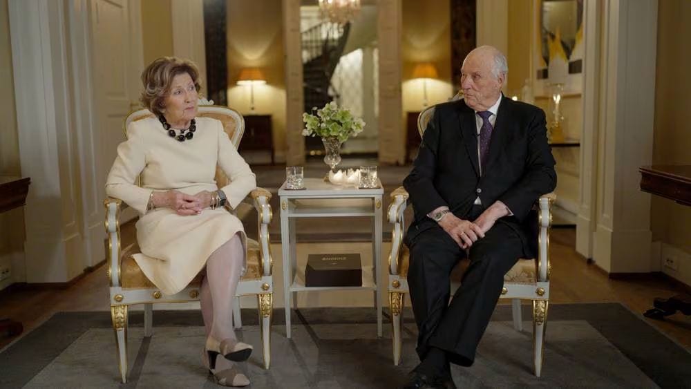 Los reyes Harald y Sonia durante su entrevista con la cadena pública noruega para su tradicional repaso del año 