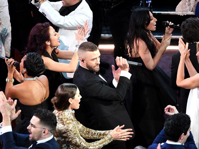 Justin Timberlake bajó al patio de butacas para bailar con los protagonistas y por supuesto no se olvidó de su mujer, una animadísima Jessica Biel, con quien se marcó un paso de baile y se fundió en un romántico beso
