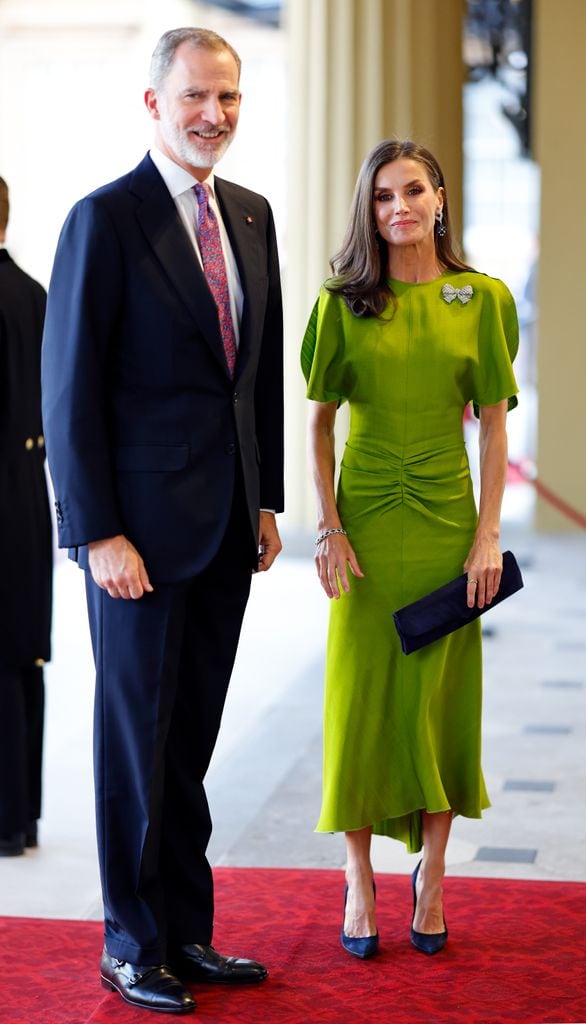 El Rey Felipe VI de España y la Reina Letizia de España asisten a una recepción en el Palacio de Buckingham para invitados extranjeros antes de la Coronación del Rey Carlos III y la Reina Camilla el 5 de mayo de 2023 en Londres, Inglaterra. 