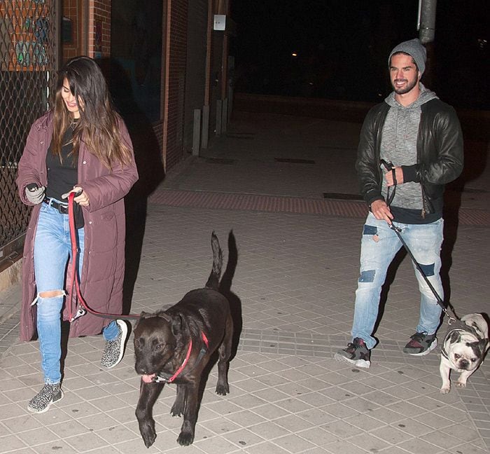 Isco Alarcón y Sara Sálamo, inseparables... ¡hasta para pasear a sus mascotas!