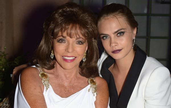 Joan Collins junto a su ahijada Cara Delevinge durante la cena de gala de la Fundación Leonardo DiCaprio en 2014
