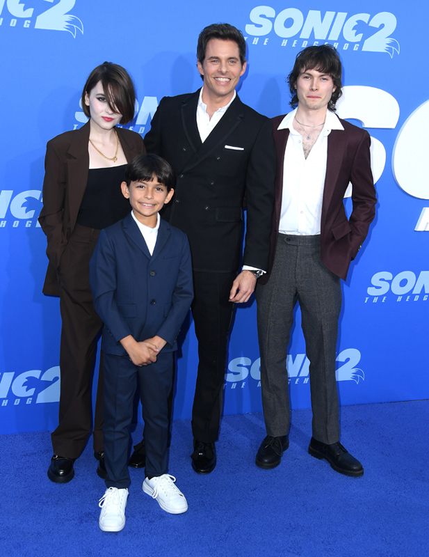 James Marsden con sus hijos en una premiere