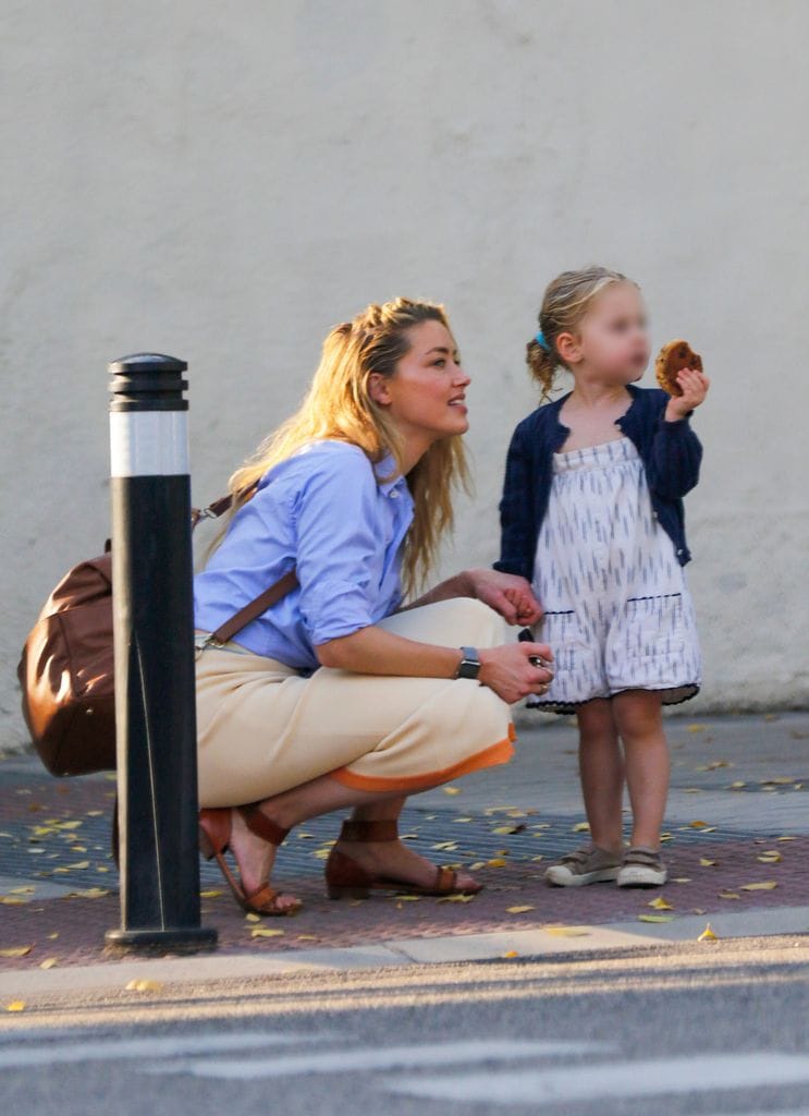 Amber lleva más de un año viviendo en España con su hija.