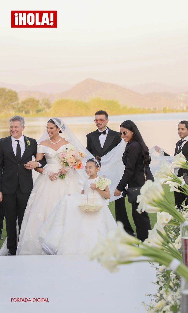 Foto: Rafael Pulido | Vestuario Natalia Jiménez, Arnold Hemkes y Alessandra: hechos a la medida por Benito Santos | Maquillaje: Dan Avilán | Peinado: Carlos Arriola | Joyas: Renata Larios | Wedding Planer: Eder Hernández | Locación: Hacienda La Santa Cruz