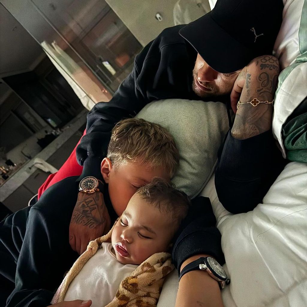 Neymar Jr con sus dos hijos mayores