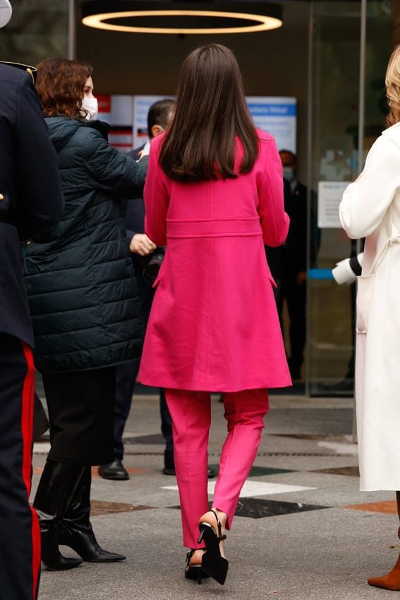 Reina Letizia con conjunto rosa