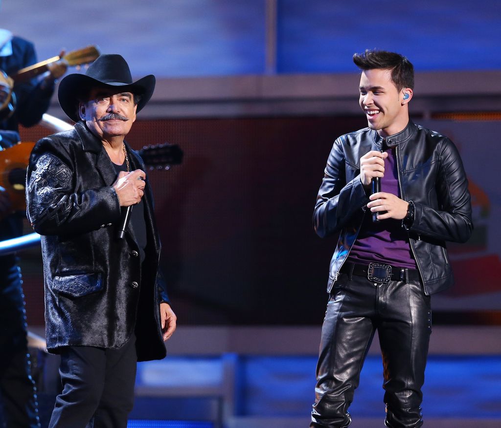 Joan Sebastian y Prince Royce juntos en el Latin GRAMMY de 2012.