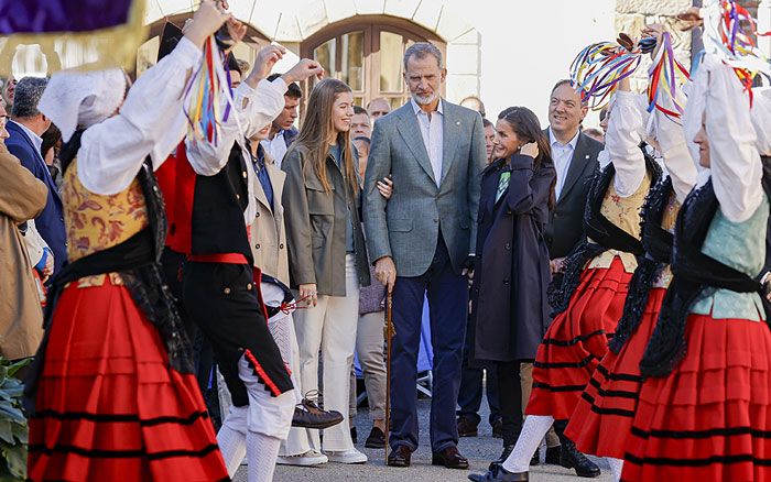 Los Reyes y sus hijas Leonor y Sofía visitan el Pueblo Ejemplar de Asturias 2023