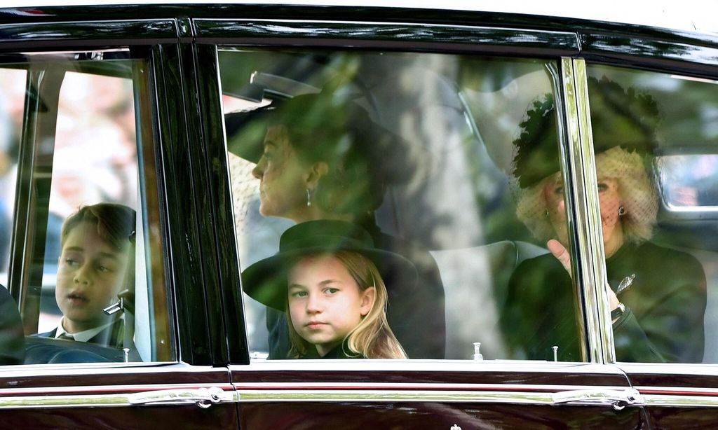 george y charlotte llegando al funeral de su bisabuela