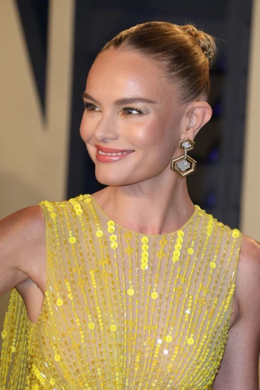 Kate Bosworth con cabello recogido, piel radiante y vestido amarillo 